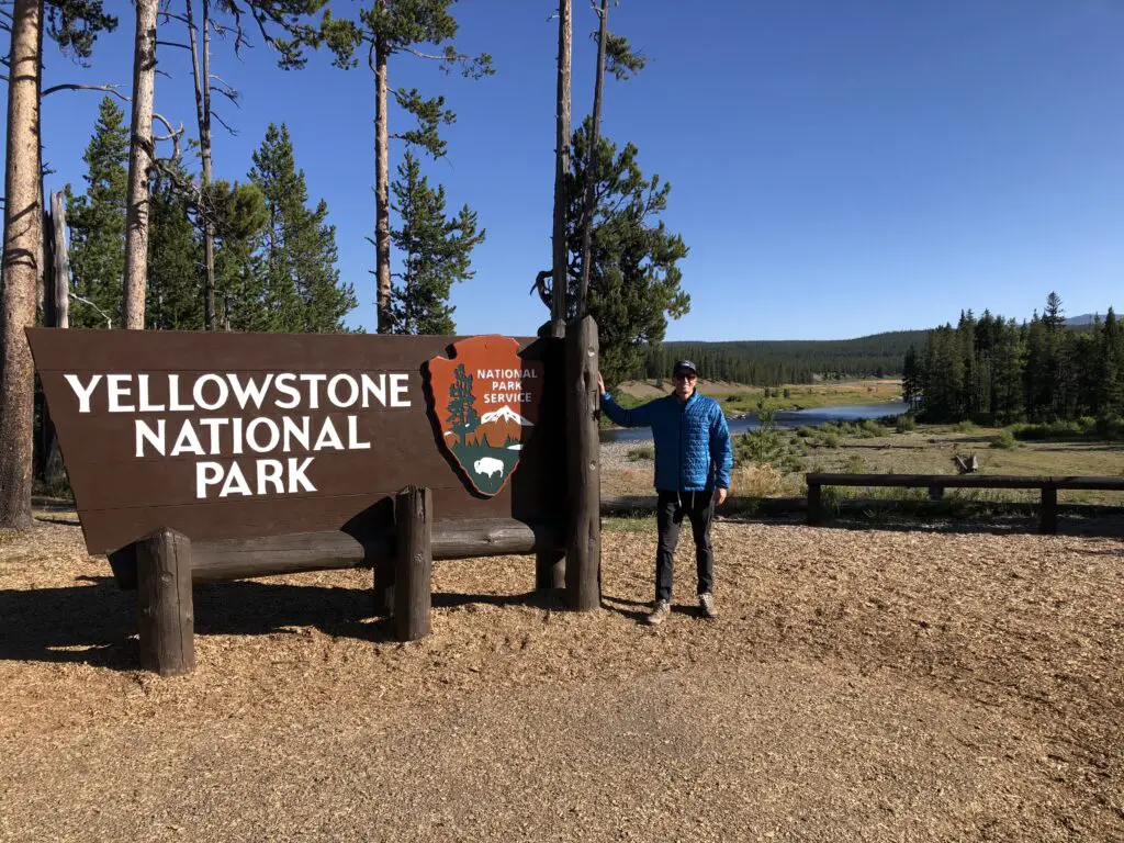 yellowstone park entrance hours